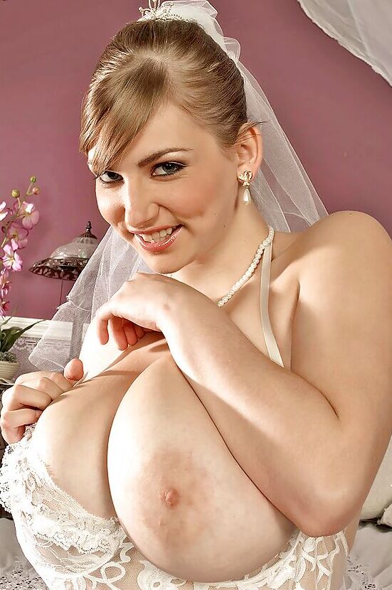 16P Novia bbw de grandes tetas con leotardo de encaje blanco y medias saca a relucir sus tetas hinchadas