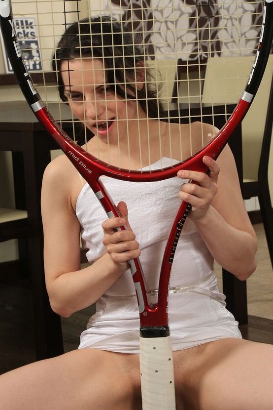 Candice, une jeune fille de tennis de 15P, enlève sa robe blanche pour écarter les lèvres de sa chatte.