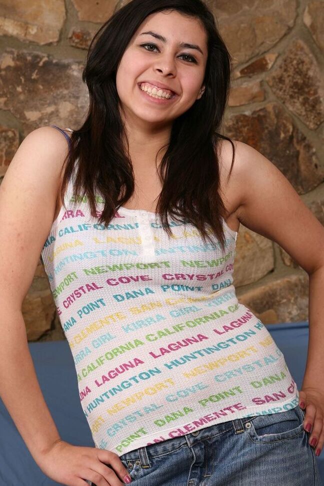 16P La joven morena Alexis Espinosa muestra su culo apretado después de abrir los labios de su coño