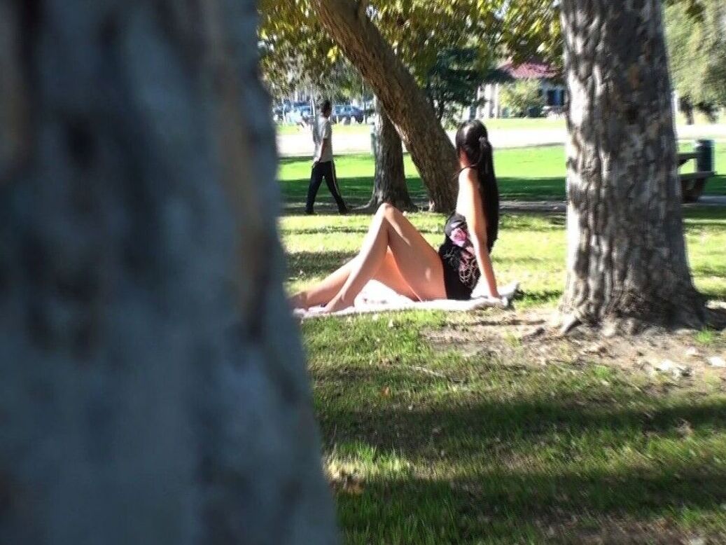17P Voyeur Kinky pega a morena gostosa Allison Tyler caminhando com seu vestido no parque