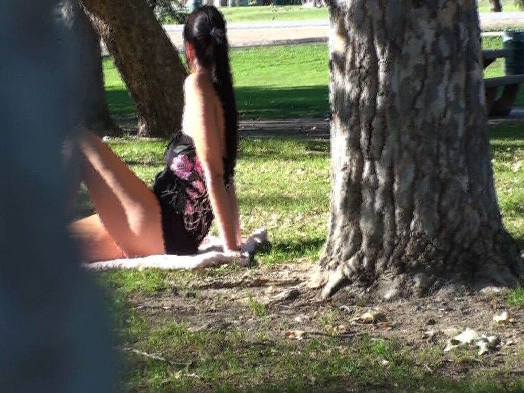 17P Voyeur Kinky pega a morena gostosa Allison Tyler caminhando com seu vestido no parque