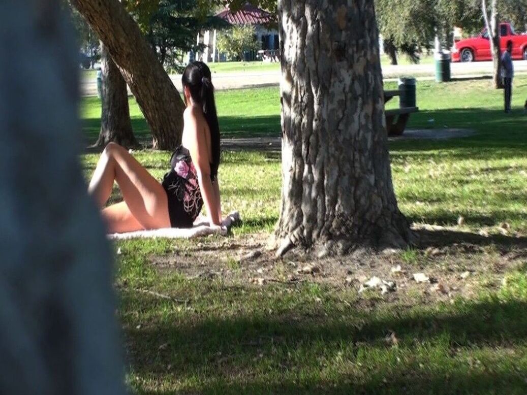 17P Voyeur Kinky pega a morena gostosa Allison Tyler caminhando com seu vestido no parque