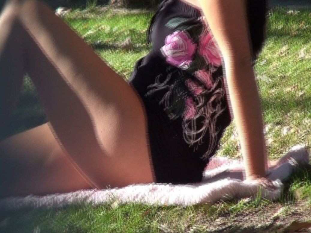 17P Voyeur Kinky pega a morena gostosa Allison Tyler caminhando com seu vestido no parque
