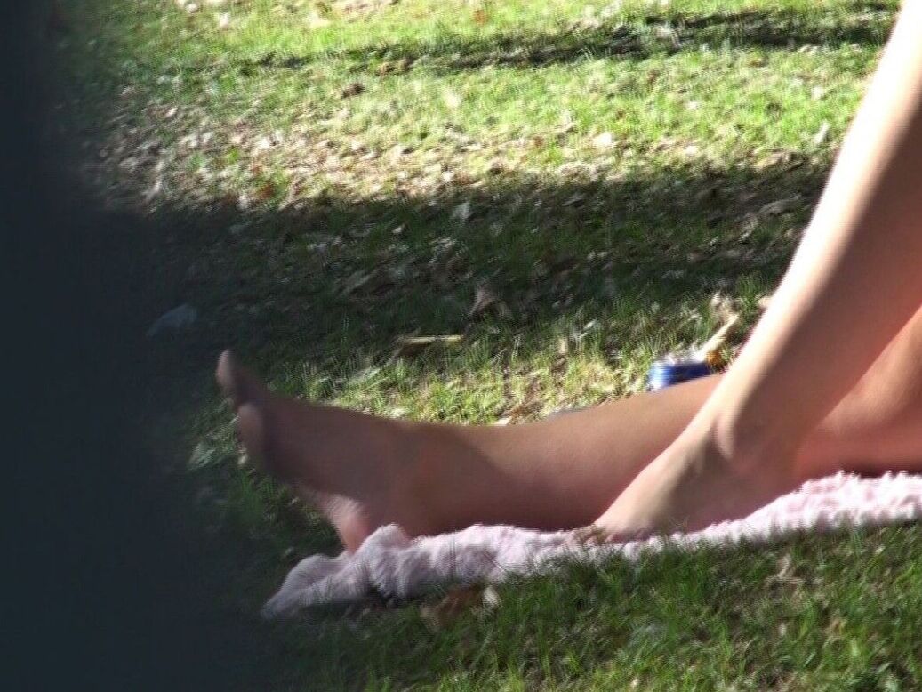 17P Voyeur Kinky pega a morena gostosa Allison Tyler caminhando com seu vestido no parque