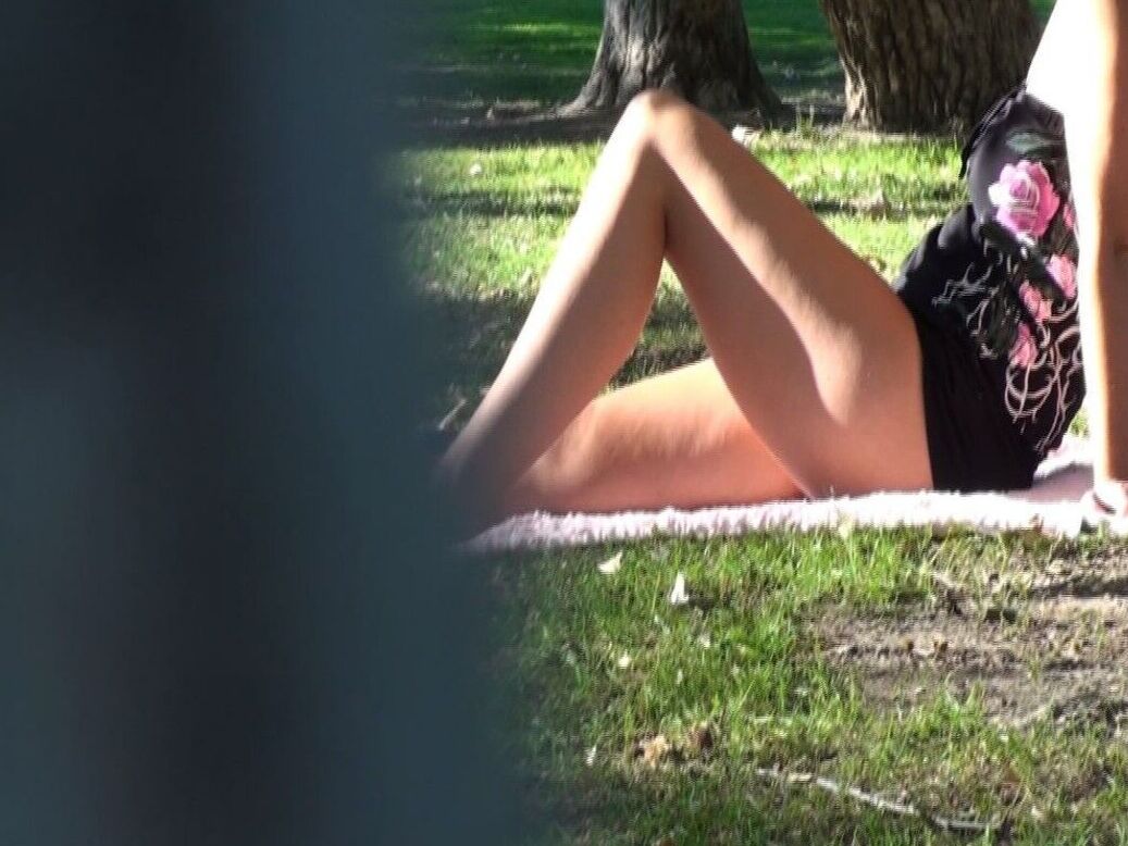 17P Voyeur Kinky pega a morena gostosa Allison Tyler caminhando com seu vestido no parque