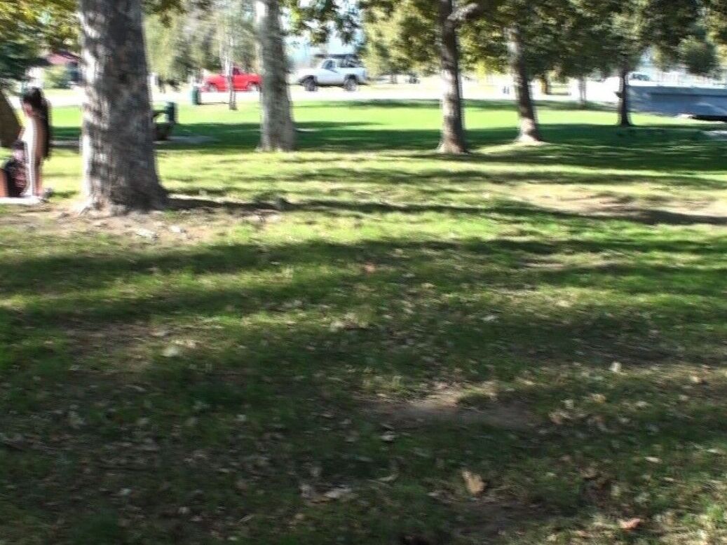 17P Voyeur Kinky pega a morena gostosa Allison Tyler caminhando com seu vestido no parque