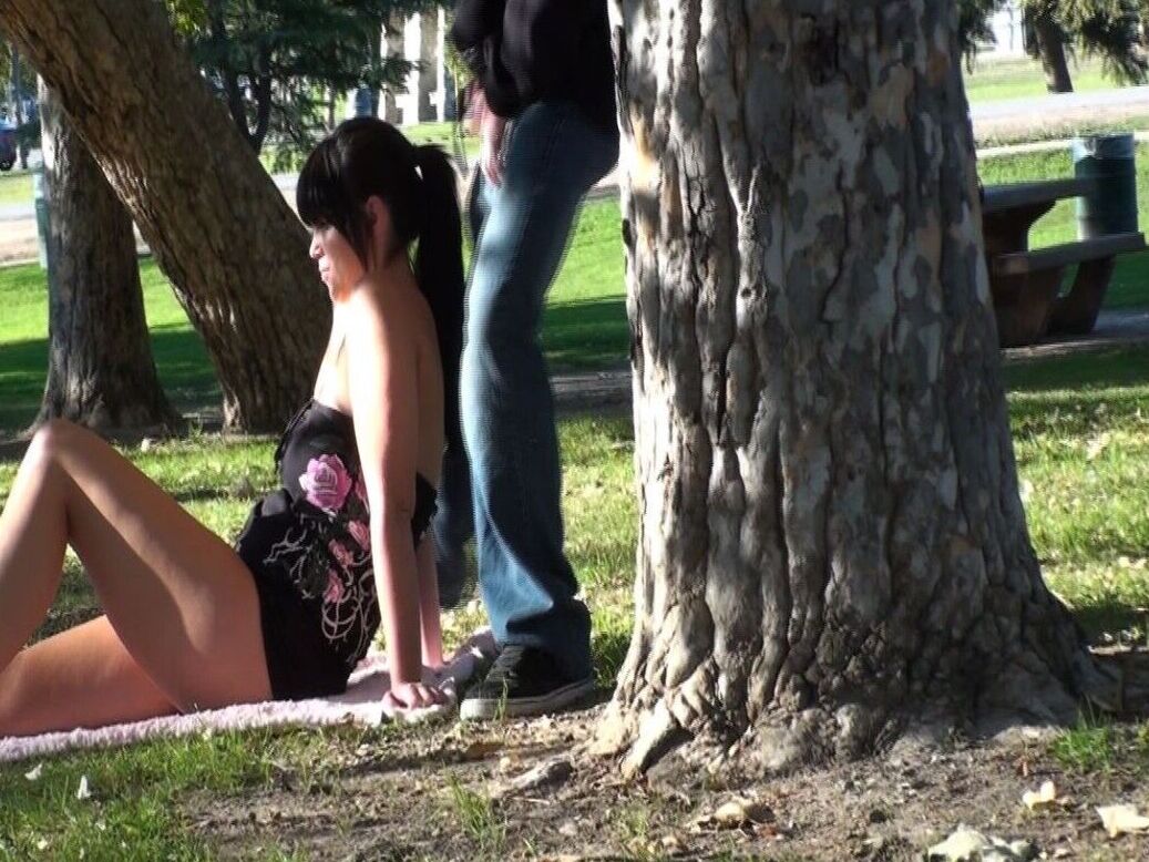 17P Voyeur Kinky pega a morena gostosa Allison Tyler caminhando com seu vestido no parque