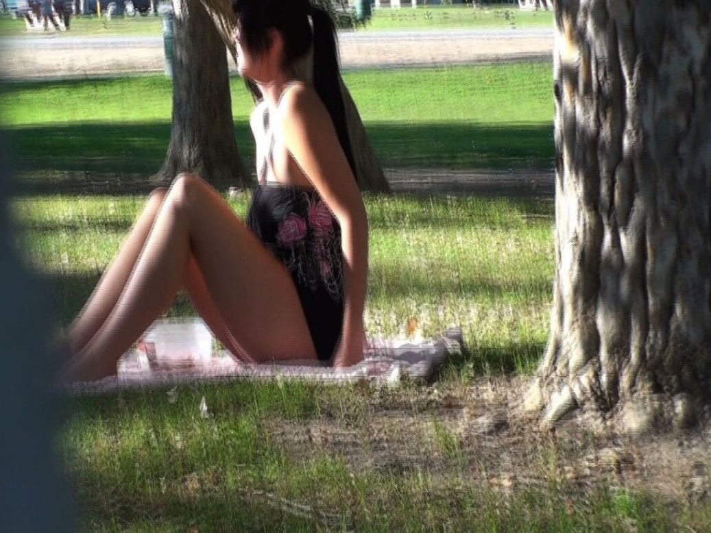 17P Voyeur Kinky pega a morena gostosa Allison Tyler caminhando com seu vestido no parque