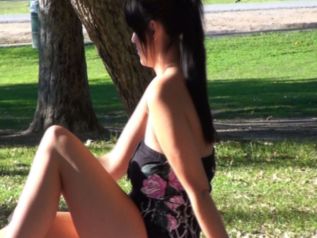 17P Voyeur Kinky pega a morena gostosa Allison Tyler caminhando com seu vestido no parque