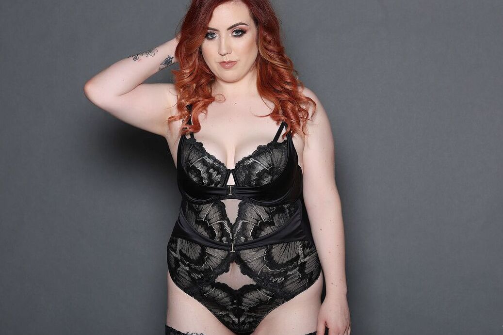 21P A ruiva gordinha Freyja mostra os seios enquanto posa em sua lingerie de renda
