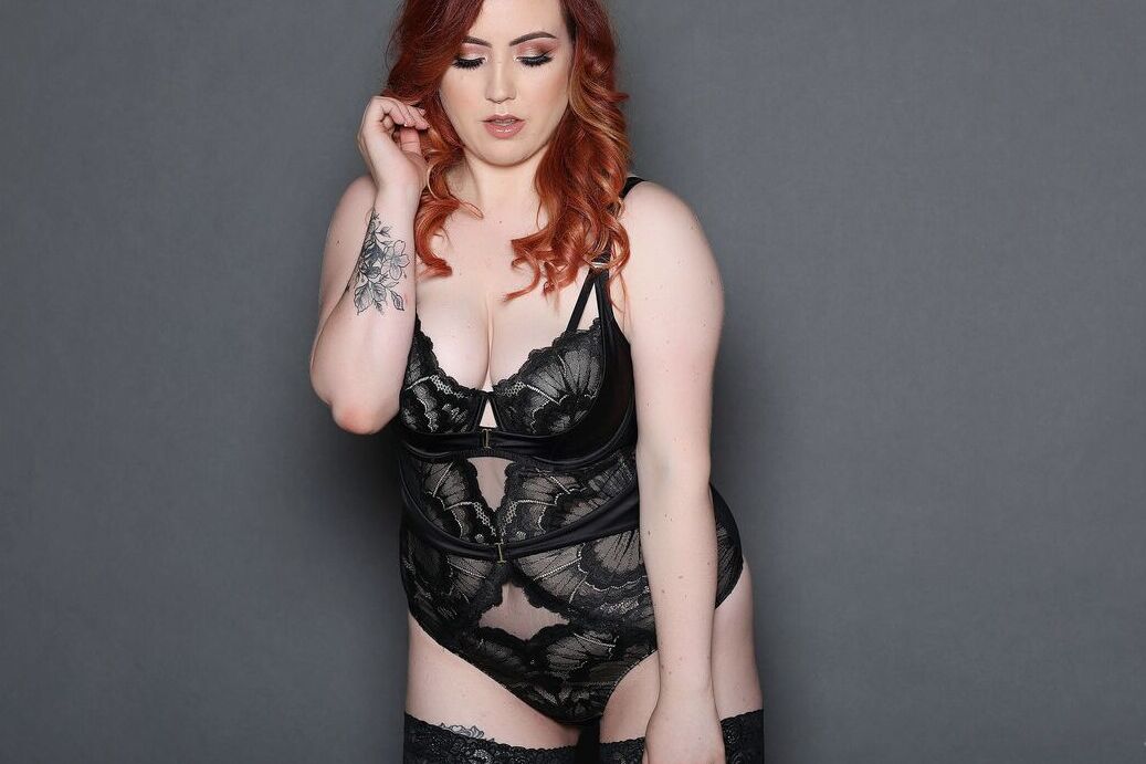 21P A ruiva gordinha Freyja mostra os seios enquanto posa em sua lingerie de renda