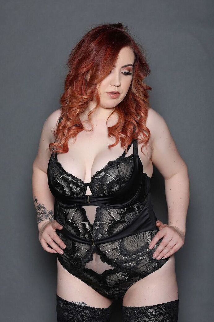 21P A ruiva gordinha Freyja mostra os seios enquanto posa em sua lingerie de renda