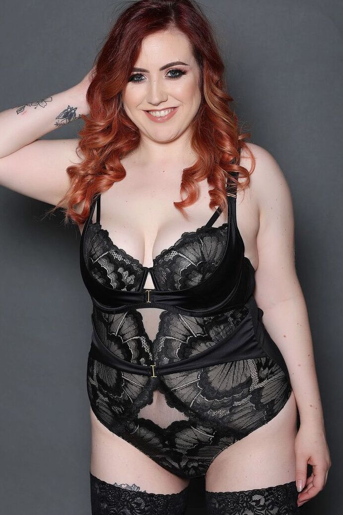 21P A ruiva gordinha Freyja mostra os seios enquanto posa em sua lingerie de renda