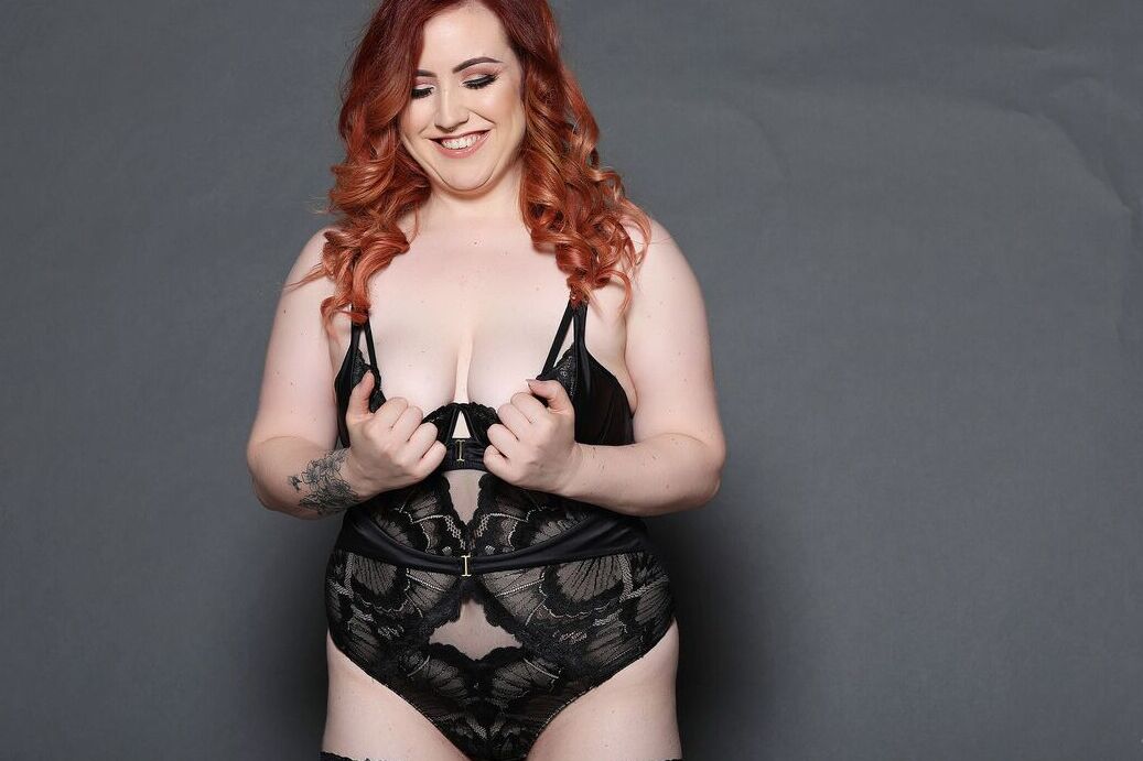 21P A ruiva gordinha Freyja mostra os seios enquanto posa em sua lingerie de renda