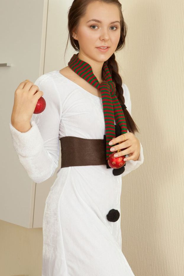 20P A bela adolescente Grace tira o vestido e a calcinha para suas primeiras poses nuas
