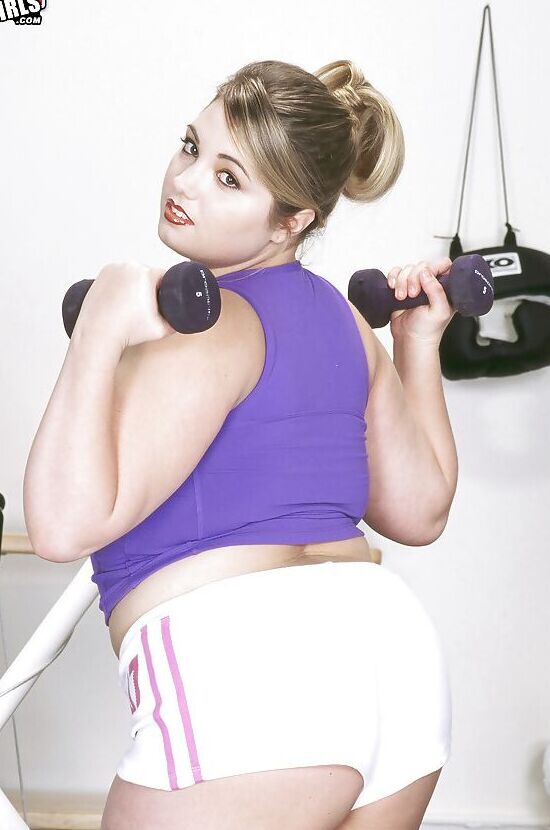 16P BBW solo girl Dayton Hines mostra peitos enormes e bunda gorda na sala de musculação