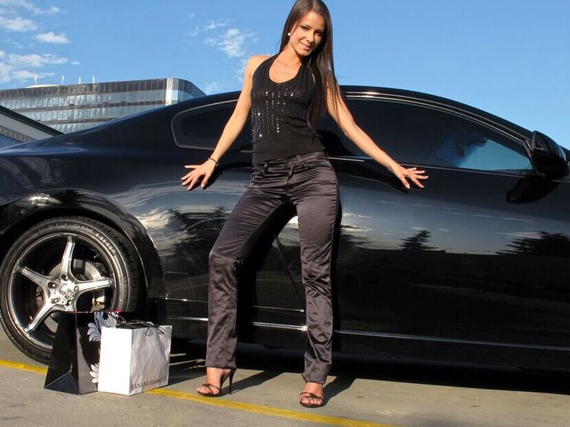 15P A modelo erótica Lexa abre bem sua bunda gostosa e posa nua em seu carro preto