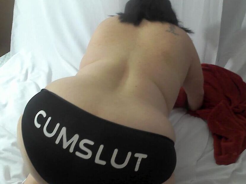 20P Amateur BBW se quita la ropa interior estampada para desnudarse en la cama