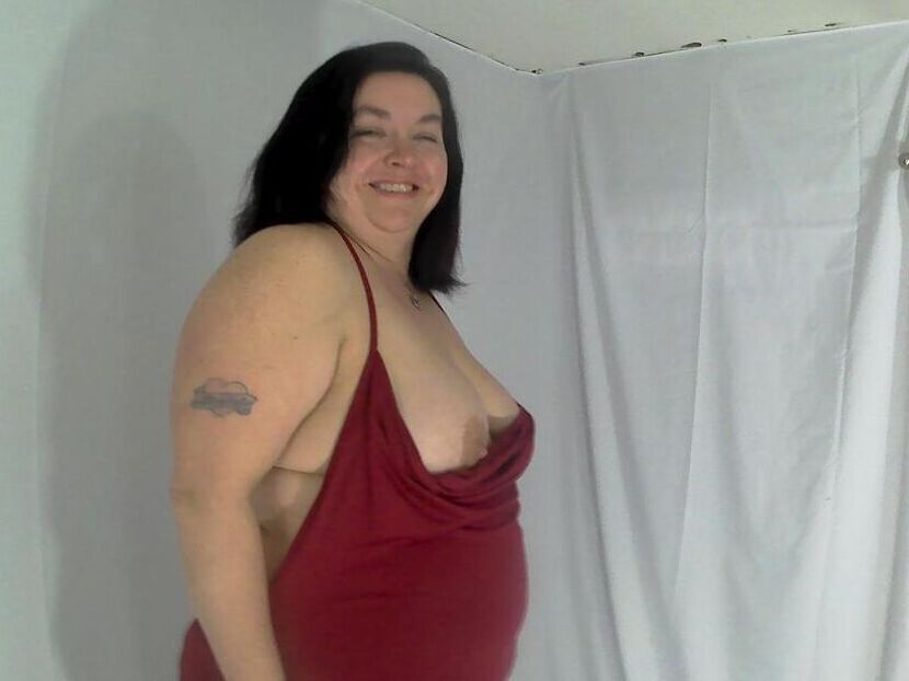 20P Amateur BBW se quita la ropa interior estampada para desnudarse en la cama