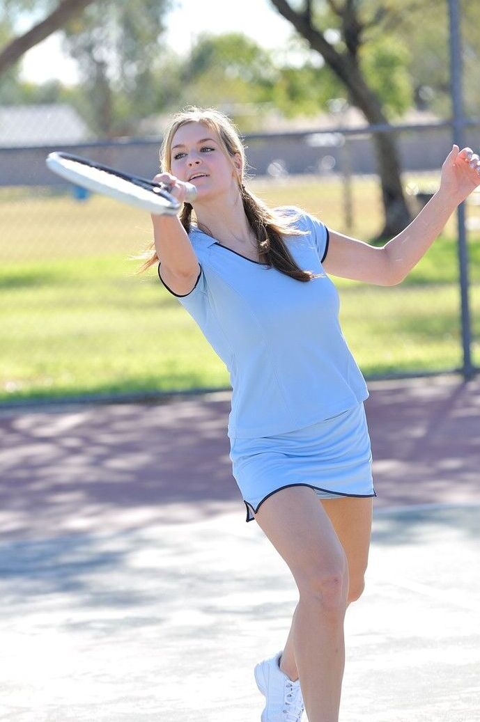 21P Die schöne Tennisspielerin Danielle zeigt auf dem Platz ihre saftigen Brüste