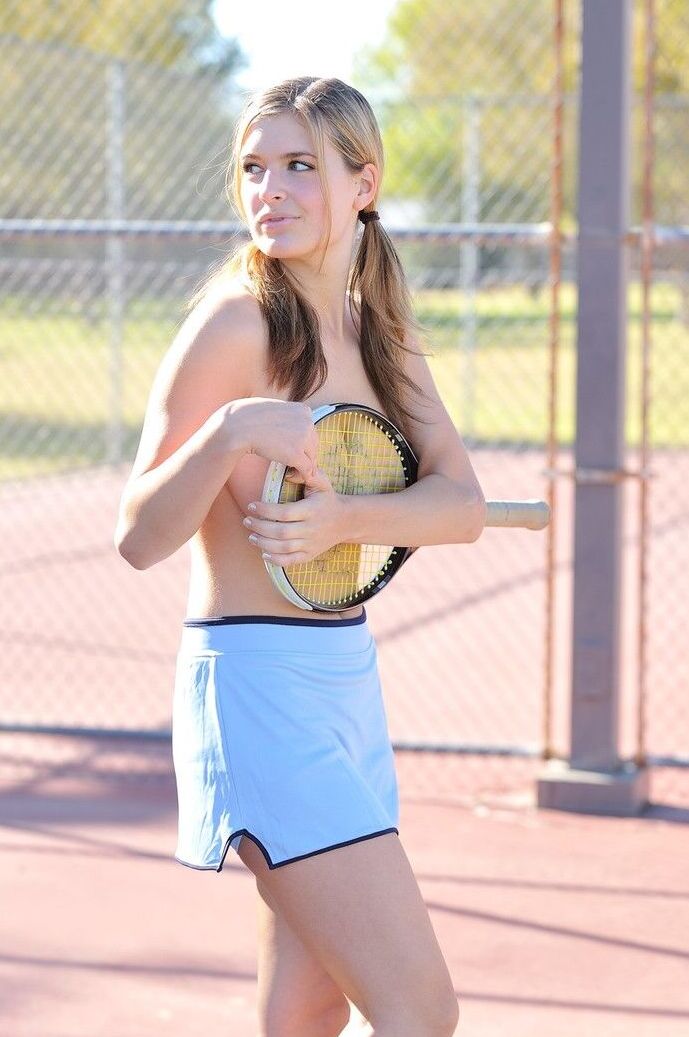 21P Die schöne Tennisspielerin Danielle zeigt auf dem Platz ihre saftigen Brüste