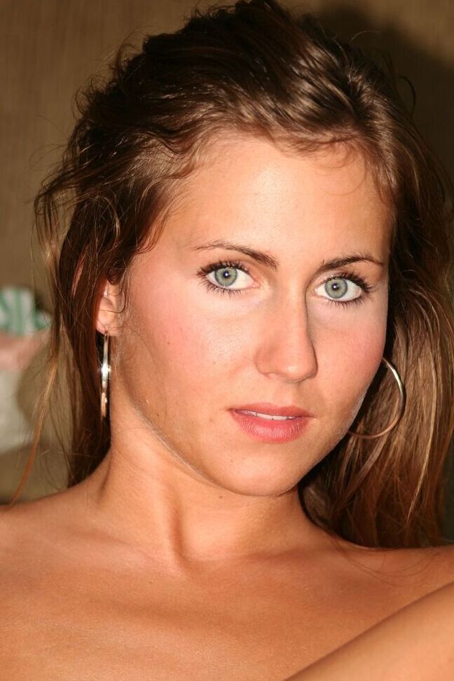 16P Amateur model Keely shows her bare legs while posing non nude on couch
