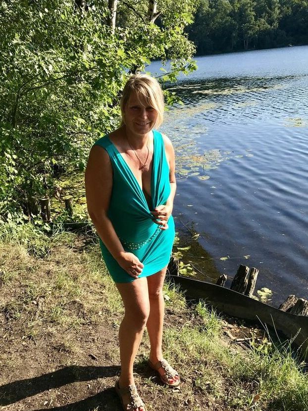 20P Sweet Susi, femme mûre en surpoids, se met complètement nue au bord d'une rivière