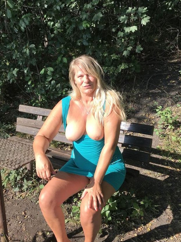 20P Sweet Susi, femme mûre en surpoids, se met complètement nue au bord d'une rivière