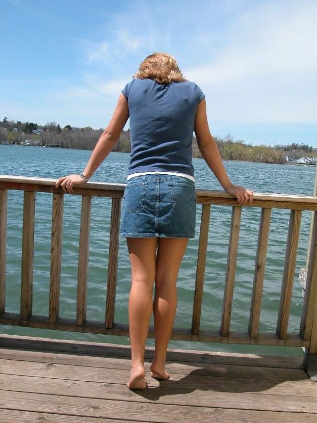 12P Die süße junge Karen hockt auf dem Pier, um ein heißes Baumwollhöschen unter dem Rock zu zeigen