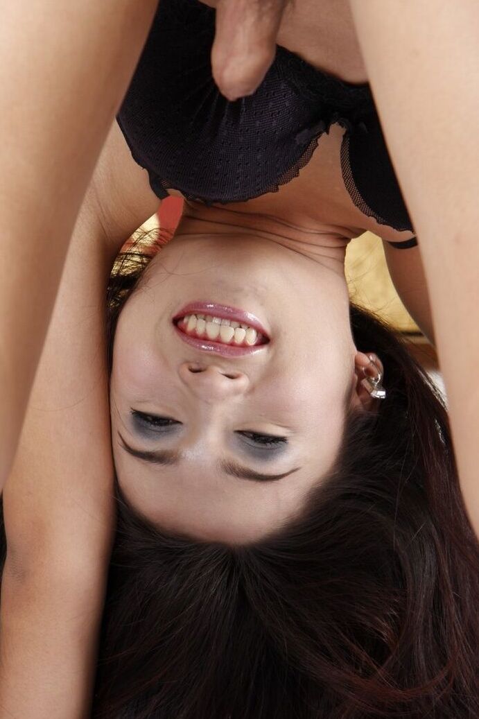 21P Hot ladyboy Bird abre suas longas pernas