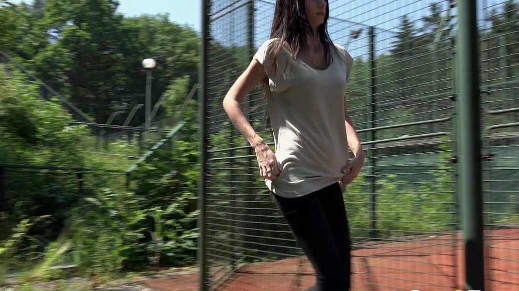 15P Dark haired girl Eveline Neill get caught on hidden cam taking a courtside pe
