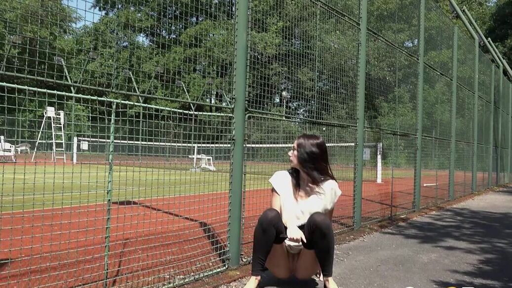15P Dark haired girl Eveline Neill get caught on hidden cam taking a courtside pe
