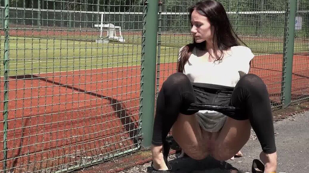 15P Dark haired girl Eveline Neill get caught on hidden cam taking a courtside pe