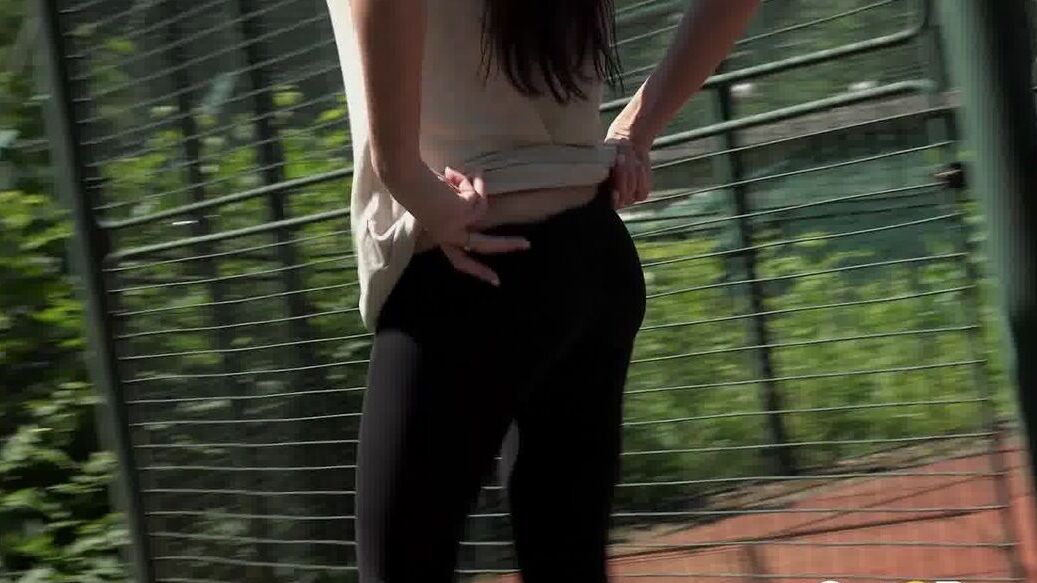 15P Dark haired girl Eveline Neill get caught on hidden cam taking a courtside pe