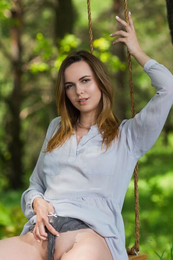 Nasita, modèle érotique 18P, se déshabille sous un arbre et s'étale nue