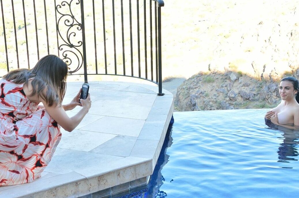 21P Saraya, une fille super sexy, expose ses seins juteux