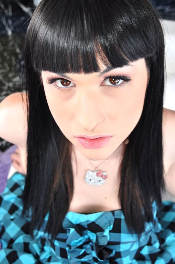 Die 16P-Brünette Bailey Jay fasziniert mit kleinen Melonen und nackten Schwänzen