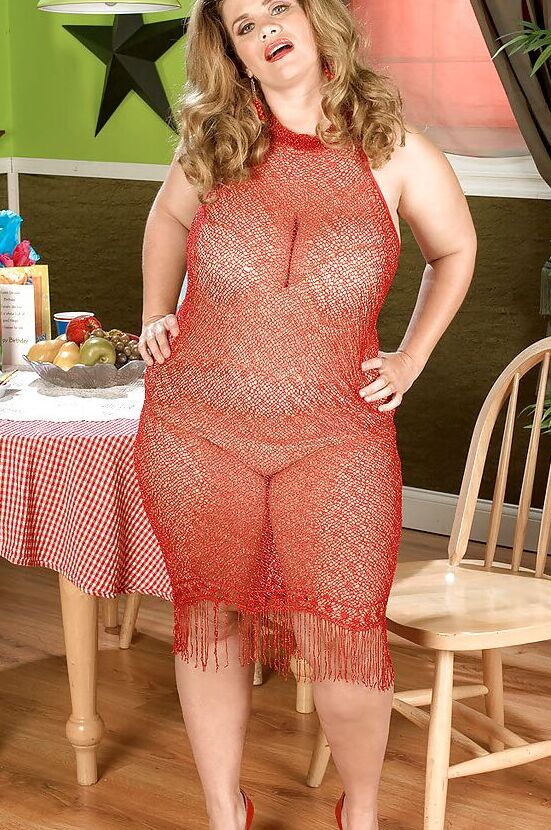 16P BBW Hayley Jane posando no desnuda antes de desnudarse con tacones altos