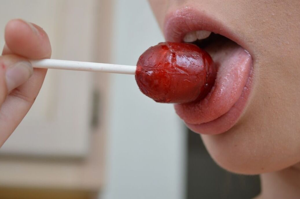 16P La dulce y joven Emily Grey con coletas muestra su coño