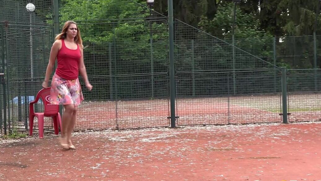 15P A garota má Ani Black levanta a saia na quadra de tênis e deixa a urina quente escorrer