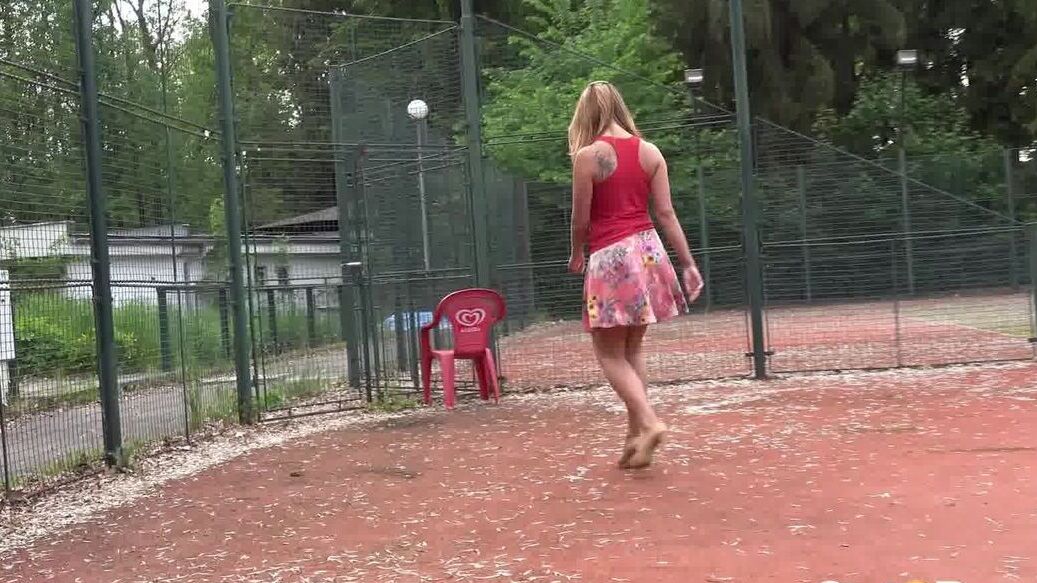 15P A garota má Ani Black levanta a saia na quadra de tênis e deixa a urina quente escorrer