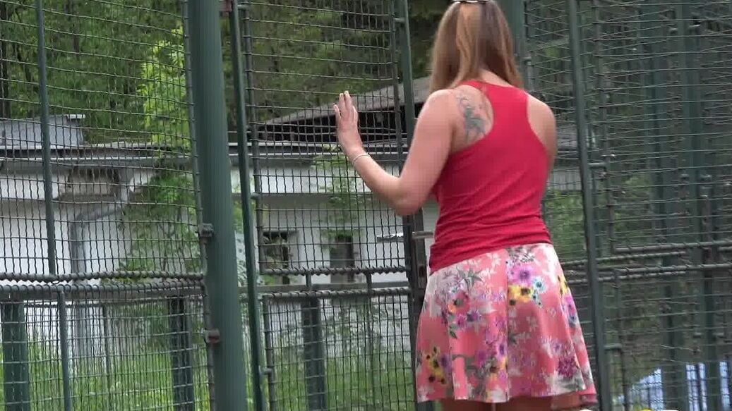 15P A garota má Ani Black levanta a saia na quadra de tênis e deixa a urina quente escorrer