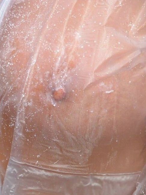 19P A cadela madura e suja Adonna cobre seus seios grandes e corpo sexy com náilon