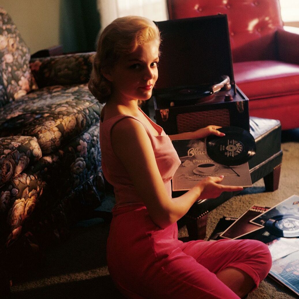 14P La jeune fille glamour Marlene Callahan montre son corps sexy dans ses tenues provocantes.