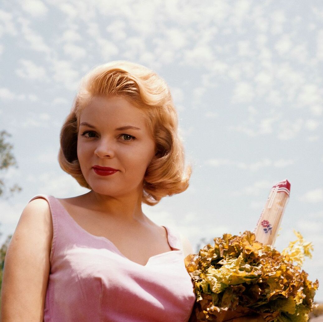 14P La jeune fille glamour Marlene Callahan montre son corps sexy dans ses tenues provocantes.