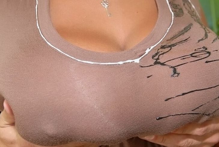 16P Selena Star, une MILF aux gros seins, expose ses seins géants et ses fesses rebondies.