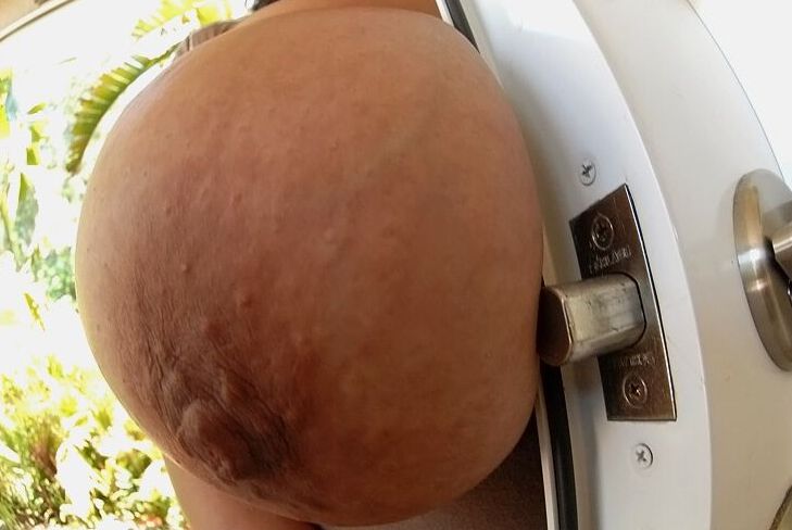 16P Selena Star, une MILF aux gros seins, expose ses seins géants et ses fesses rebondies.