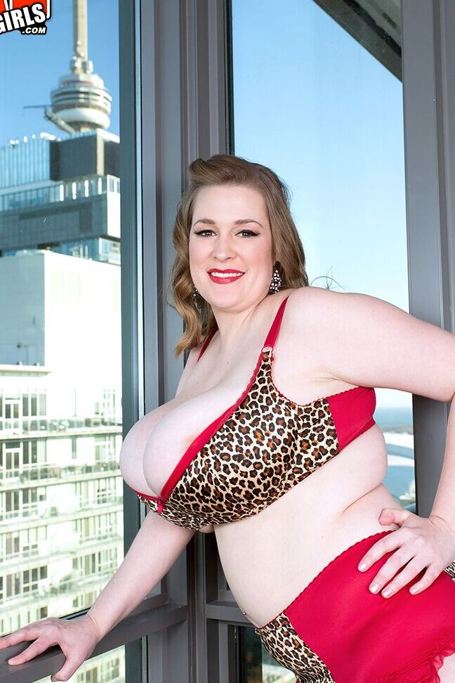 16P La gruesa solitaria Smiley Emma juega con sus enormes tetas colgantes