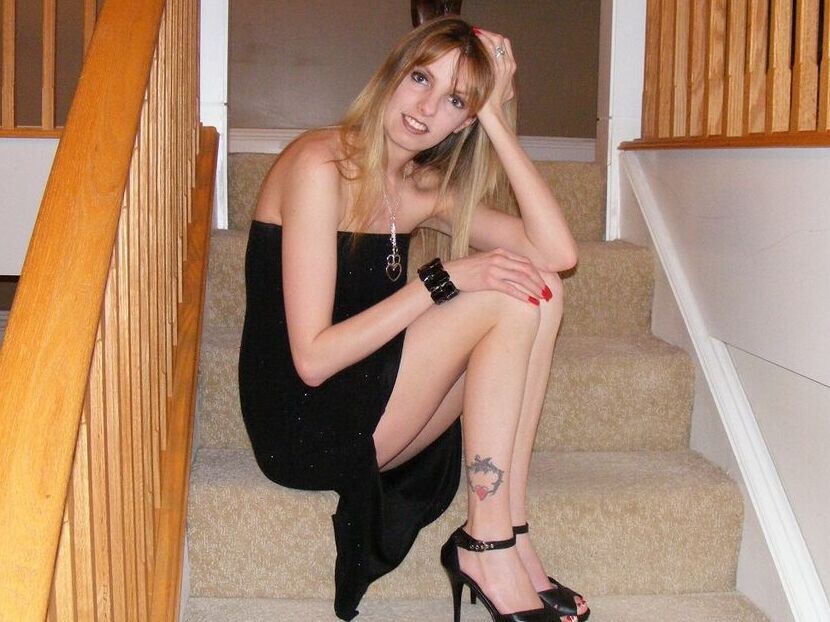 20P Amadora de pernas compridas Kiss Alissa tira um longo vestido preto antes de se masturbar
