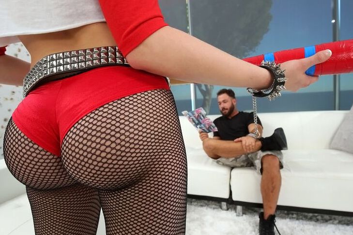 12P Une blonde flexible au cul saillant contorsionne son corps pour prendre la trique de son homme